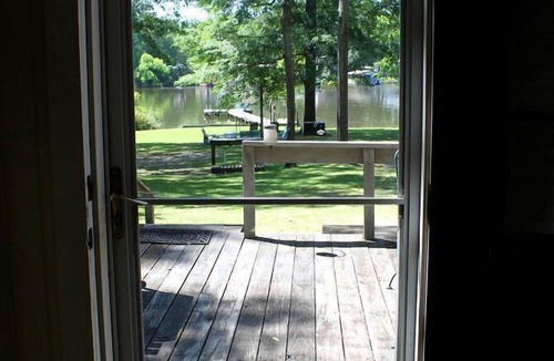 Long Branch Cabin | Family-Friendly Lakeside Cabin Rental with Great Fishing in East Texas