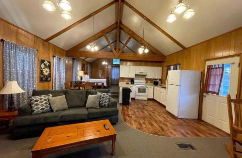 Zwolle House | Family-Friendly Pondside Cabin with Fountain Views Near Zwolle, Louisiana