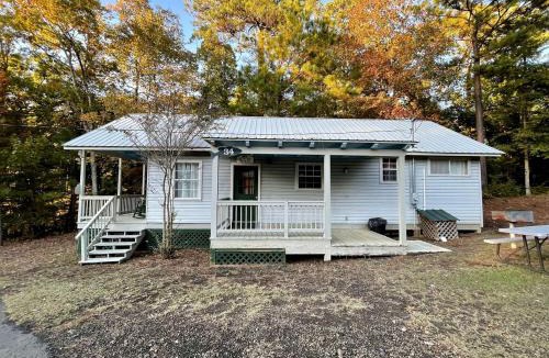 Zwolle House | Family-Friendly Pondside Cabin with Fountain Views Near Zwolle, Louisiana