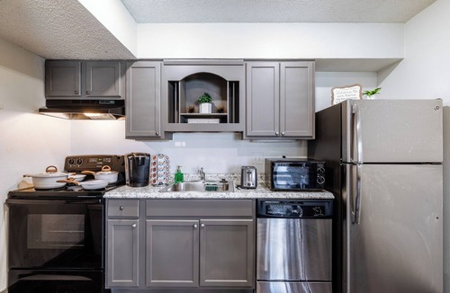 Braeswood Place Apartment | Family Friendly Retreat near Med Center NRG Stadium Perfect for Your Getaway