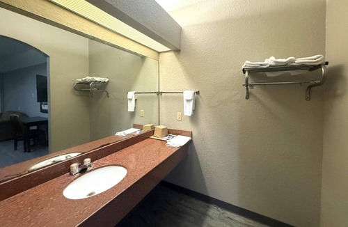 Greater Greenspoint Hotel | Family-Friendly Room w/2 Queen Beds | Less Than 7 Miles from IAH | Free Parking
