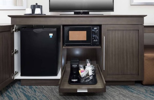 Downtown Fort Lauderdale Hotel | Family-friendly Stay | Free Breakfast | Outdoor Pool | Pets are Welcome