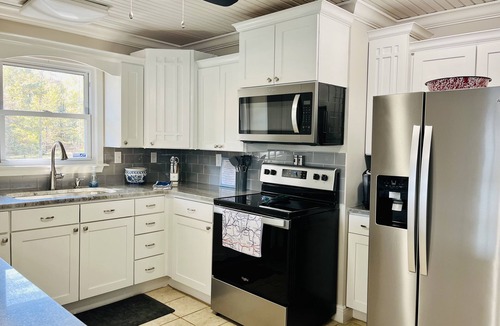Dadeville House | Family Fun Lakehouse. Dock. Boat Ramp. Game Room. Firepit. Kayaks. Paddleboat.