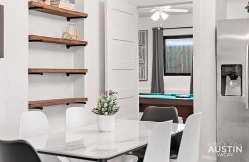 Cherrywood House | Family-Fun Ready! Pool Table, Cowboy Pool & BBQ Mins to Mueller Lake, UT Stadium