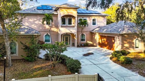 Brandon House | family house 5BR Heated Pool Home in Brandon - Pool Table