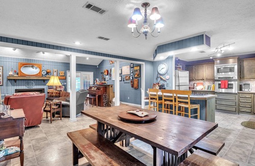 Starkville House | Family House, Pool, Nostalgic, BIG home