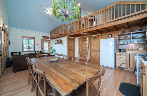 Ore City Cottage | Family Lake Escape - Sleeps 8 - Pool & Lake O’ the Pines
