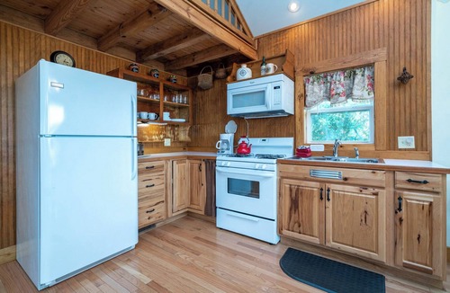 Ore City Cottage | Family Lake Escape - Sleeps 8 - Pool & Lake O’ the Pines