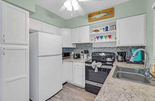 Holmes Beach Cottage | Family/pet friendly less than a block to white sandy beaches. Trolley stop