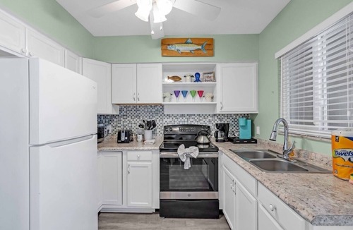 Holmes Beach Cottage | Family/pet friendly less than a block to white sandy beaches. Trolley stop