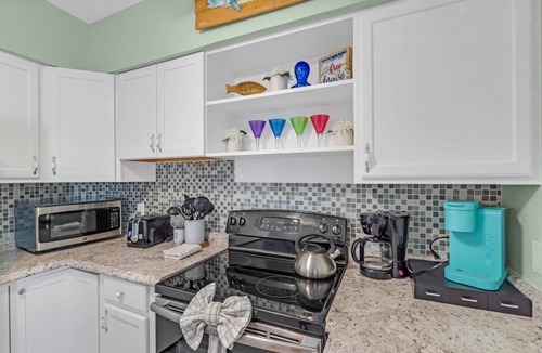 Holmes Beach Cottage | Family/pet friendly less than a block to white sandy beaches. Trolley stop