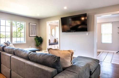 Glen Iris House | Family Retreat in Birmingham, 7BR 4BA