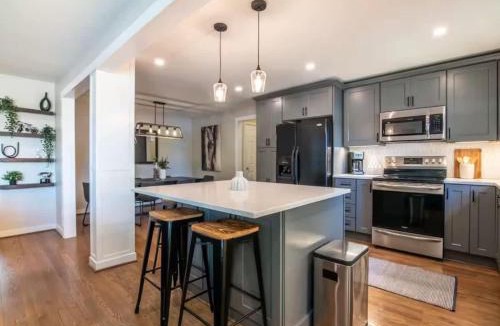 Glen Iris House | Family Retreat in Birmingham, 7BR 4BA