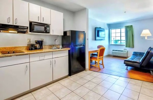 Sulphur Apartment | Family Suite | 2 Full Beds & Kitchenette | Smoke Free
