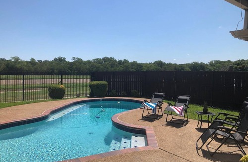 Mesquite House | Family Vacation Home - Luxury Pool Retreat Near Downtown Dallas