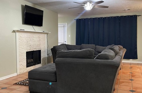 Deer Park House | Fantastic 4-bedroom house in Welcoming Deer Park