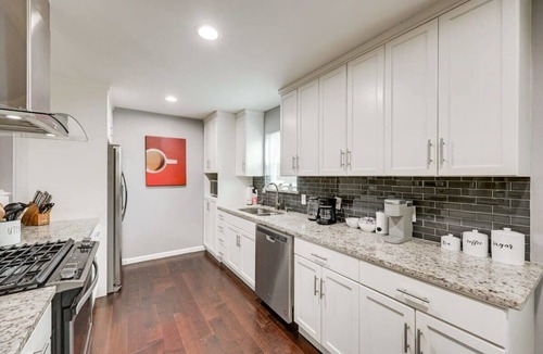 Northwest Dallas House | Fantastic Luxury 5BR Retreat with Hot Tub – Minutes from Downtown Dallas