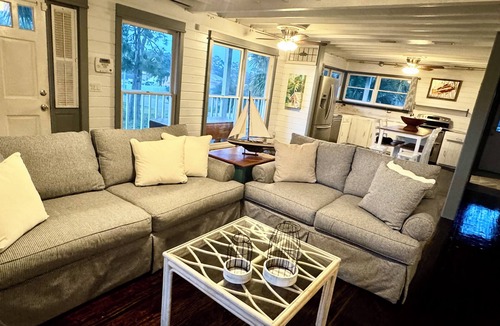 Bel Air House | Favorite Family Rental - PRIVATE Pool & Hot Tub. Sports bar!