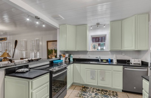 Laguna Beach Estates Cottage | Feeling Beachy Cottage, Sleeps 6, Steps away from the beach!