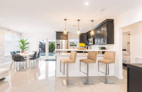 Driftwood House | FIFA 2026 Near HardRock Stadiums 3B Pool Home King Bed Grill Ping Pong