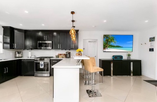 Driftwood House | FIFA 2026 Near HardRock Stadiums 3B Pool Home King Bed Grill Ping Pong