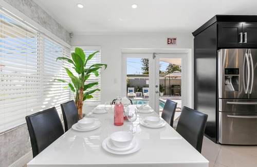 Driftwood House | FIFA 2026 Near HardRock Stadiums 3B Pool Home King Bed Grill Ping Pong
