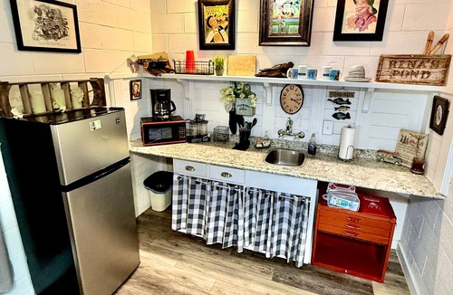 Clifton Cabin | Firefly Cabin, Lake Whitney , Pool & Hot Tub, Boat Parking Fire Pit, Grills.