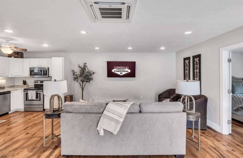 Starkville House | Firefly Hollow — Cottage with King Bed Near MSU