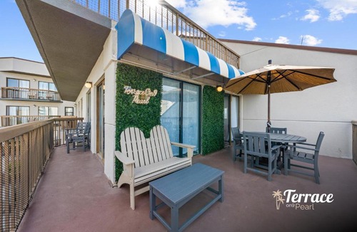 Southwest Orlando Apartment | Fireworks View Getaway with Terrace and Kitchenette