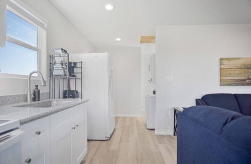 Gilchrist House | Fish Fantasy–Great Sunrise Sunset Views–Quiet Dead‑End Street–Walk to Beach