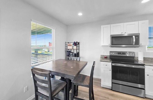 Gilchrist House | Fish Fantasy–Great Sunrise Sunset Views–Quiet Dead‑End Street–Walk to Beach