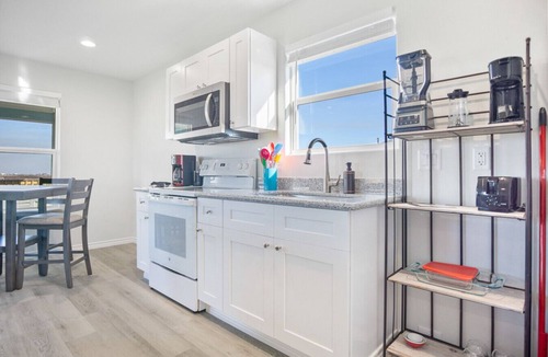 Gilchrist House | Fish Fantasy–Great Sunrise Sunset Views–Quiet Dead‑End Street–Walk to Beach