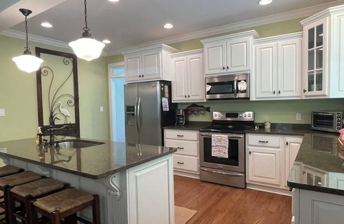 Langston House | Fisherman's Paradise on Lake Guntersville! Only 12 minutes from Stone Haven!