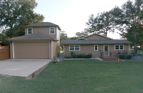 Jewett House | Fisherman’s Getaway with Sunset Views & Room for 11