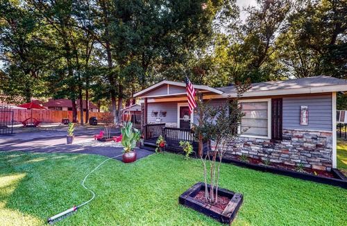 Avinger House | Fishing Cabin Near Lake O’ the Pines - Fenced Dog-Friendly Yard & Firepit