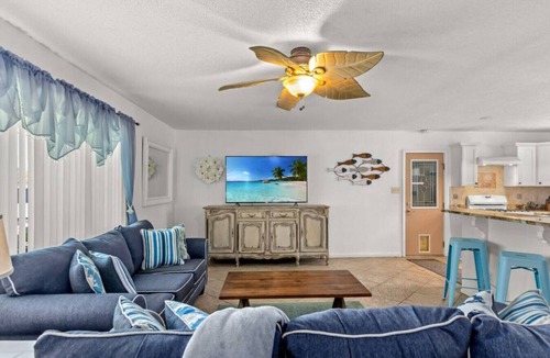 Upper Grand Lagoon House | Flirty Flamingo ~ Heated Pool, Game Room & Poolside Casita Retreat