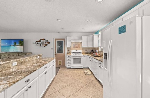 Upper Grand Lagoon House | Flirty Flamingo ~ Heated Pool, Game Room & Poolside Casita Retreat