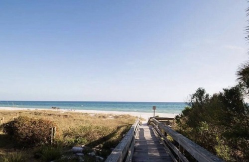 Hollywood Beach House | Florida Beach Cottage 3 minute walk to the beach!