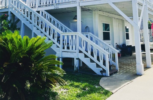 Hollywood Beach House | Florida Beach Cottage 3 minute walk to the beach!