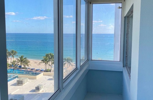 Galt Mile Condo | Fort Lauderdale Beach Escape - Pool, Tiki Bar & Beach Access