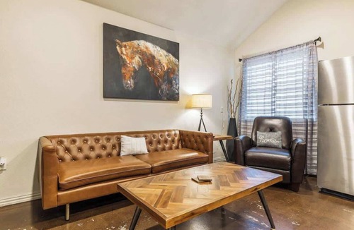 Arlington Heights Apartment | Fort Worth Getaway: Stylish Garage Apartment Near City Attractions
