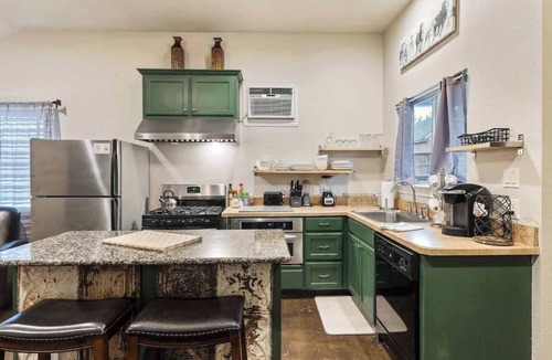 Arlington Heights Apartment | Fort Worth Getaway: Stylish Garage Apartment Near City Attractions