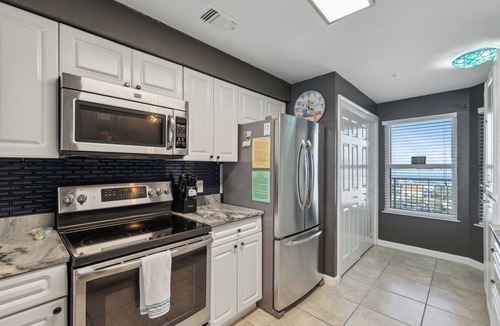 Navarre Beach Condo | Free Beach Service! Newly Updated/Beachy 8th flr condo w/stunning Gulf Views!