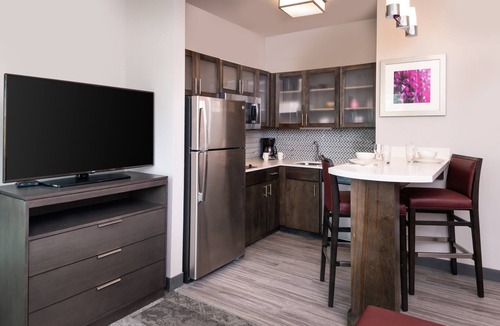 Lake Charles Apartment | Free Breakfast. Outdoor Pool. Cozy Studio w/Kitchen!
