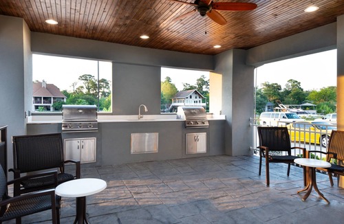 Lake Charles Condo | Free Breakfast. Outdoor Pool. Great for Groups!