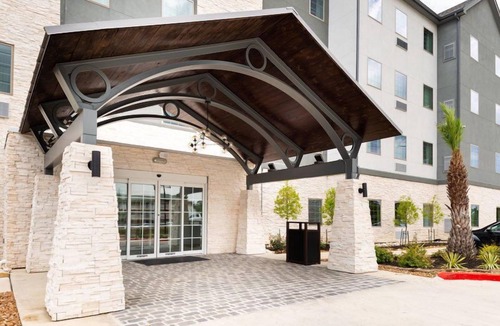 Lake Charles Condo | Free Breakfast. Outdoor Pool. Great for Groups!