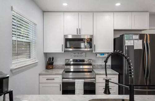 Silver Sands House | Free Golf Cart. 5 minutes walk to the Beach Townhome. Fenced backyard.