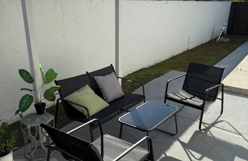 Westchester Apartment | Free parking! Apt for 2 ppl with Wifi and Patio