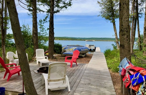 Arcadia House | Free PONTOON boat. Lakefront w/Kayaks & Game Room
