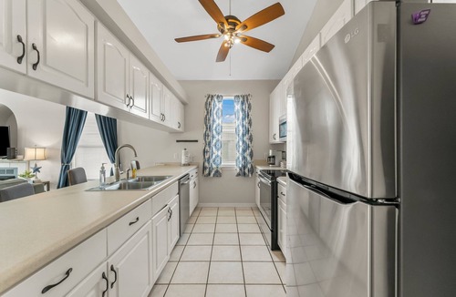 Silver Sands Beach House | Free Pool Heating 90 steps to Beach Sleeps 10 Pet Friendly Private Home